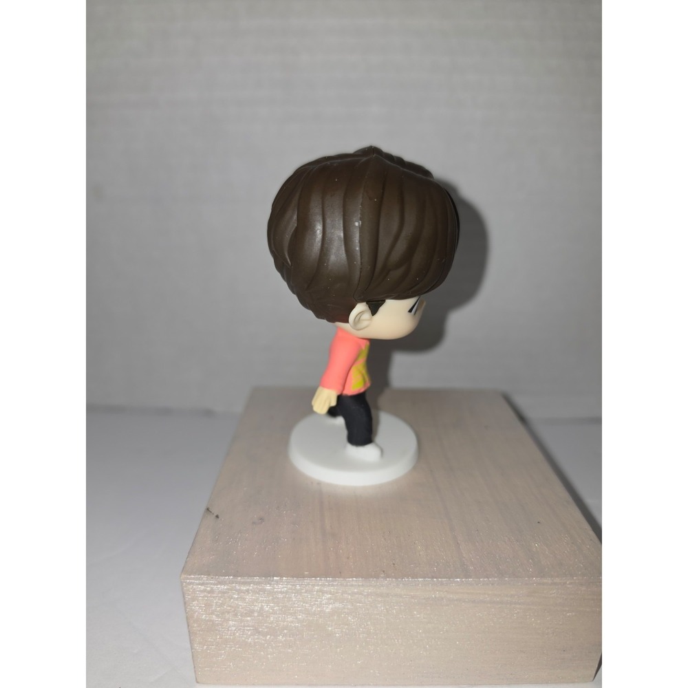 McDonald's TinyTAN x BTS 2025 Happy Meal Toy featuring SUGA Throwback - Picture 6 of 7